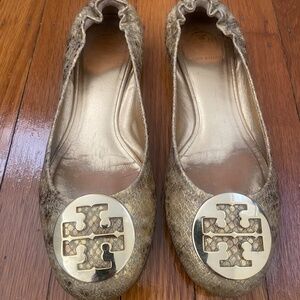Tory Burch Reva Ballet Flats – Coconut/Gold Snakeskin – Size 9